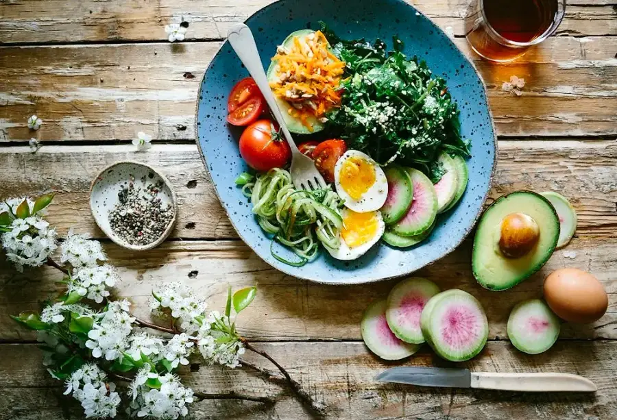 Prato com ovos, folhas, tomate e abacate